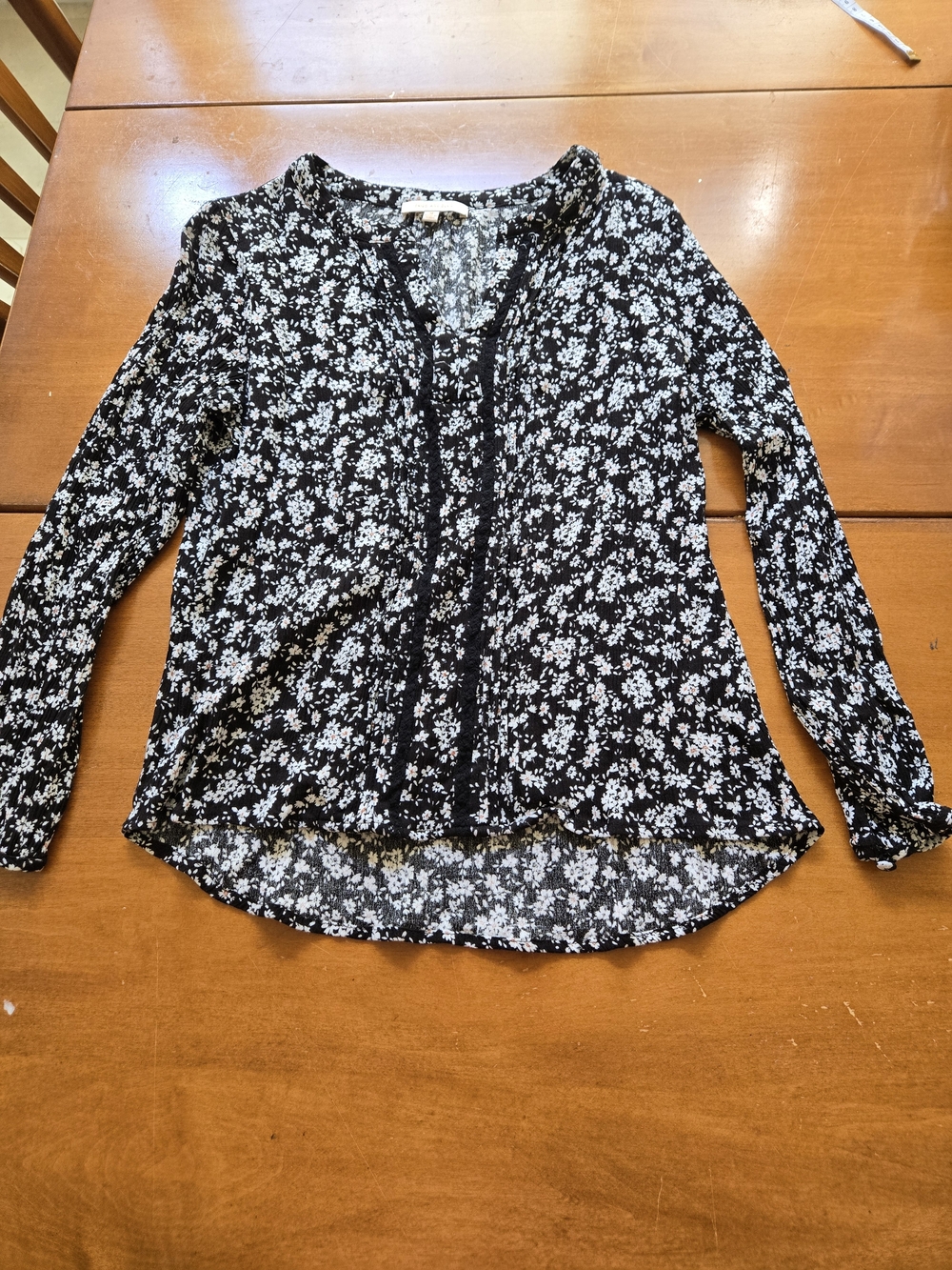 Skies Are Blue Black & White Floral V-Neck Long-Sleeve Blouse